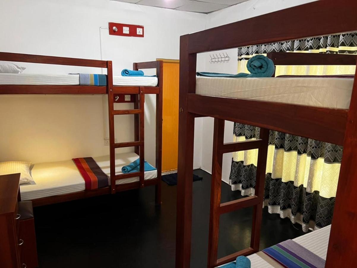 The Traveller'S Hostel & Private Rooms 锡吉里亚 外观 照片