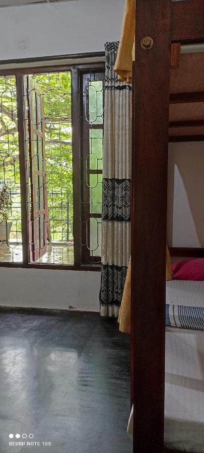 The Traveller'S Hostel & Private Rooms 锡吉里亚 外观 照片