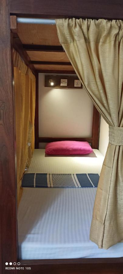 The Traveller'S Hostel & Private Rooms 锡吉里亚 外观 照片
