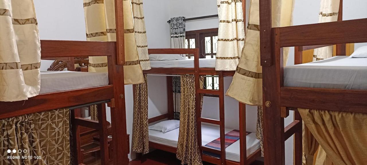 The Traveller'S Hostel & Private Rooms 锡吉里亚 外观 照片