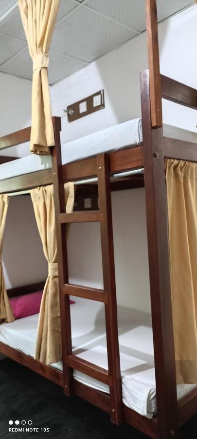 The Traveller'S Hostel & Private Rooms 锡吉里亚 外观 照片