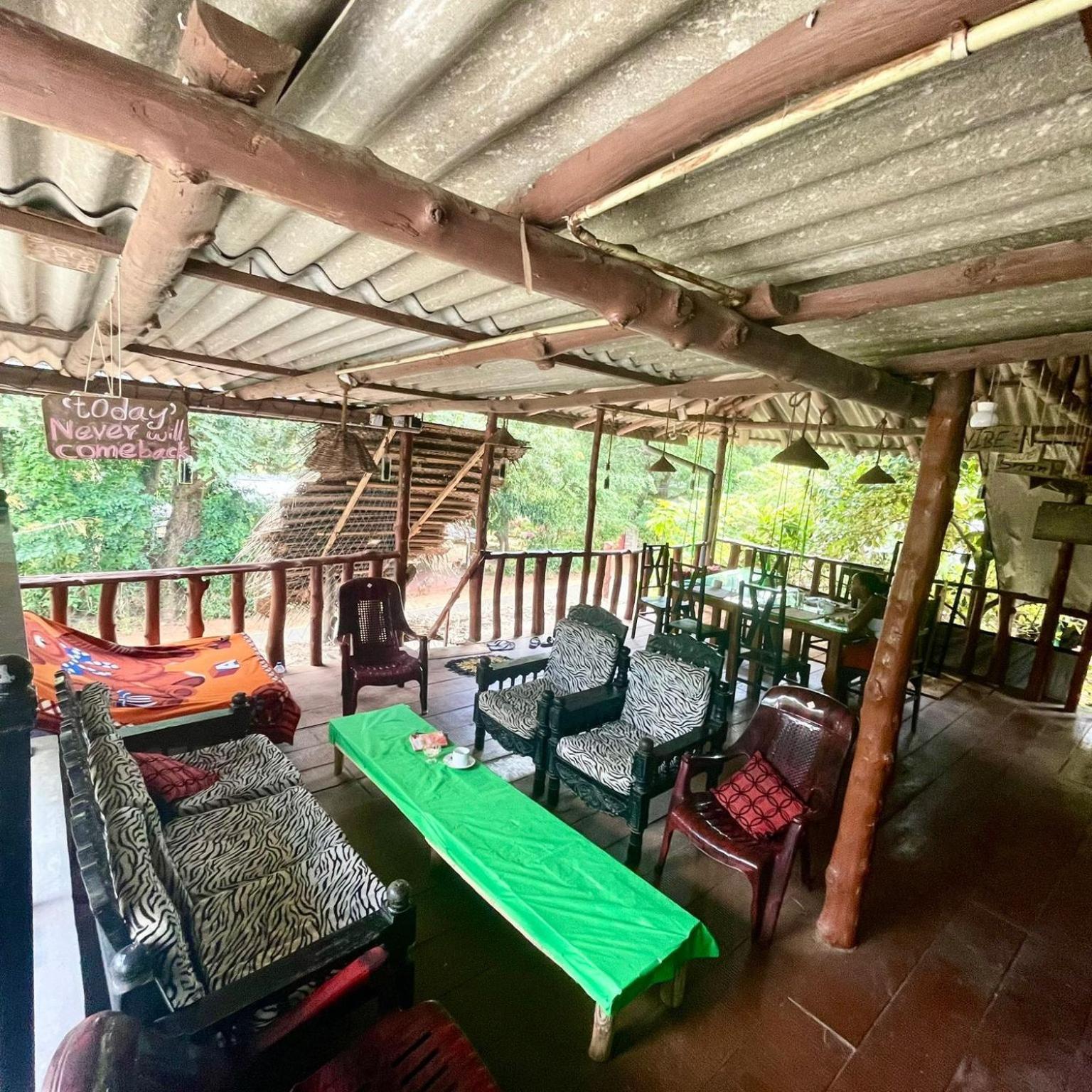 The Traveller'S Hostel & Private Rooms 锡吉里亚 外观 照片