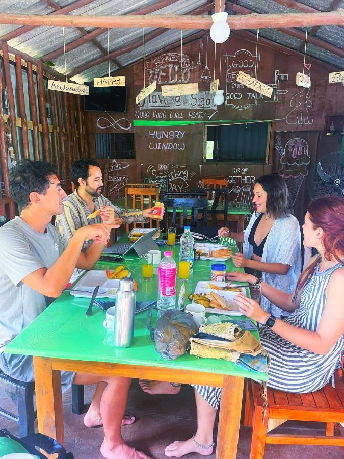 The Traveller'S Hostel & Private Rooms 锡吉里亚 外观 照片