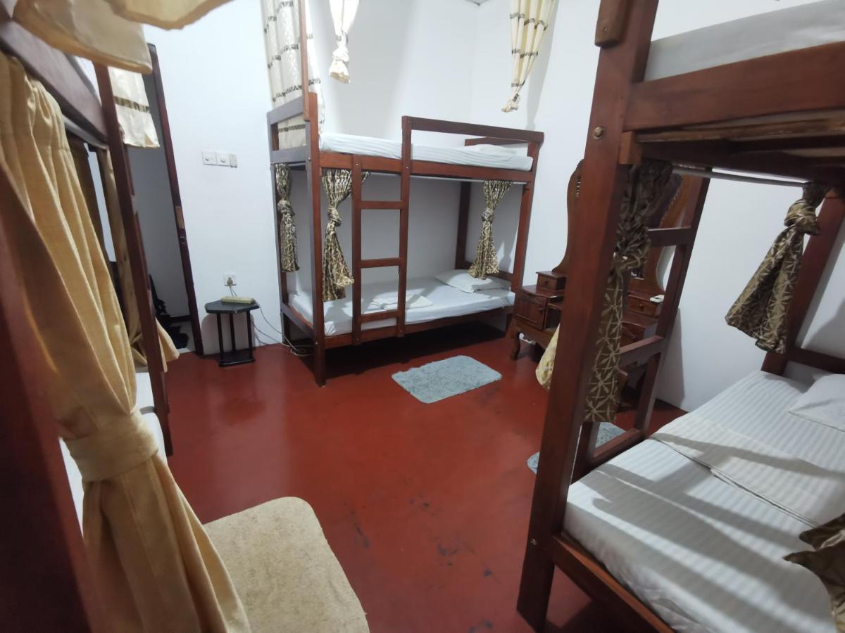 The Traveller'S Hostel & Private Rooms 锡吉里亚 外观 照片